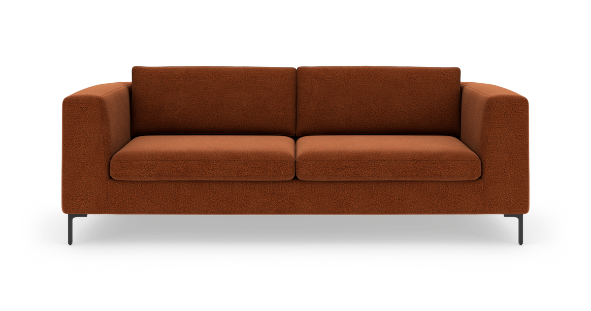 Rustfarvet moderne 2-personers sofa med lige armlæn og slanke sorte ben, frilagt på hvid baggrund.