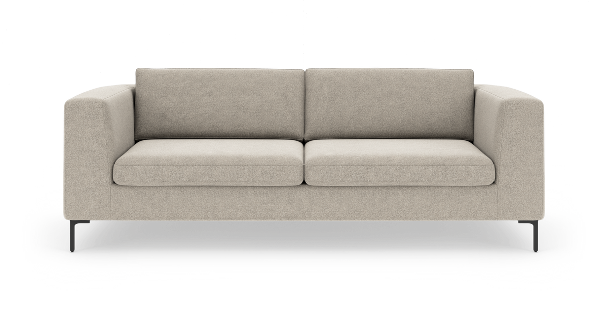 Beige moderne 3-personers sofa med lige armlæn og sorte metalben, frilagt på hvid baggrund.