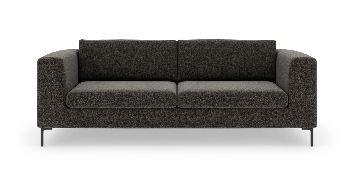 Mørkegrå, moderne 3-personers sofa med firkantede armlæn, stofbetræk og slanke metalben, frilagt på hvid baggrund.