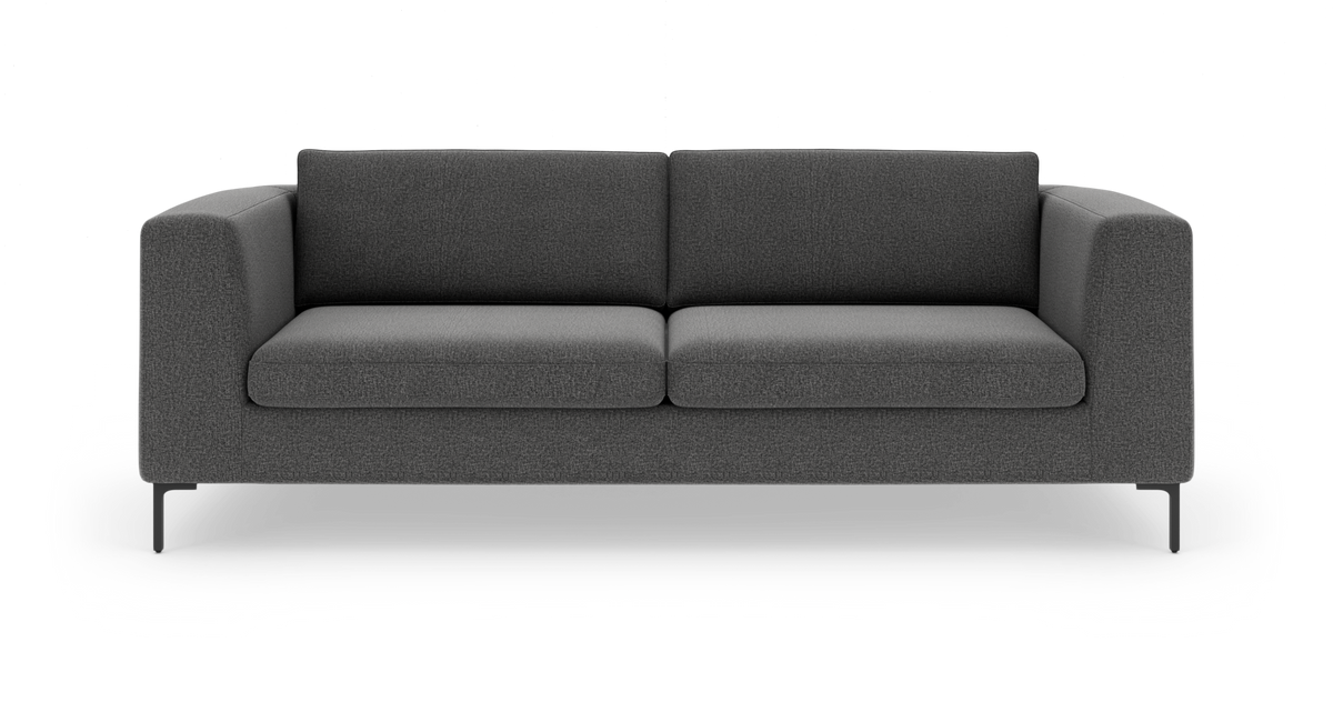 Mørkegrå 3-personers sofa i moderne, stram design med sorte ben, frilagt mod hvid baggrund.