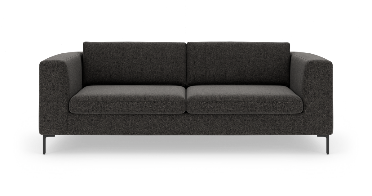 Mørkegrå tresæders sofa med brede, firkantede armlæn og slanke metalben, set forfra.