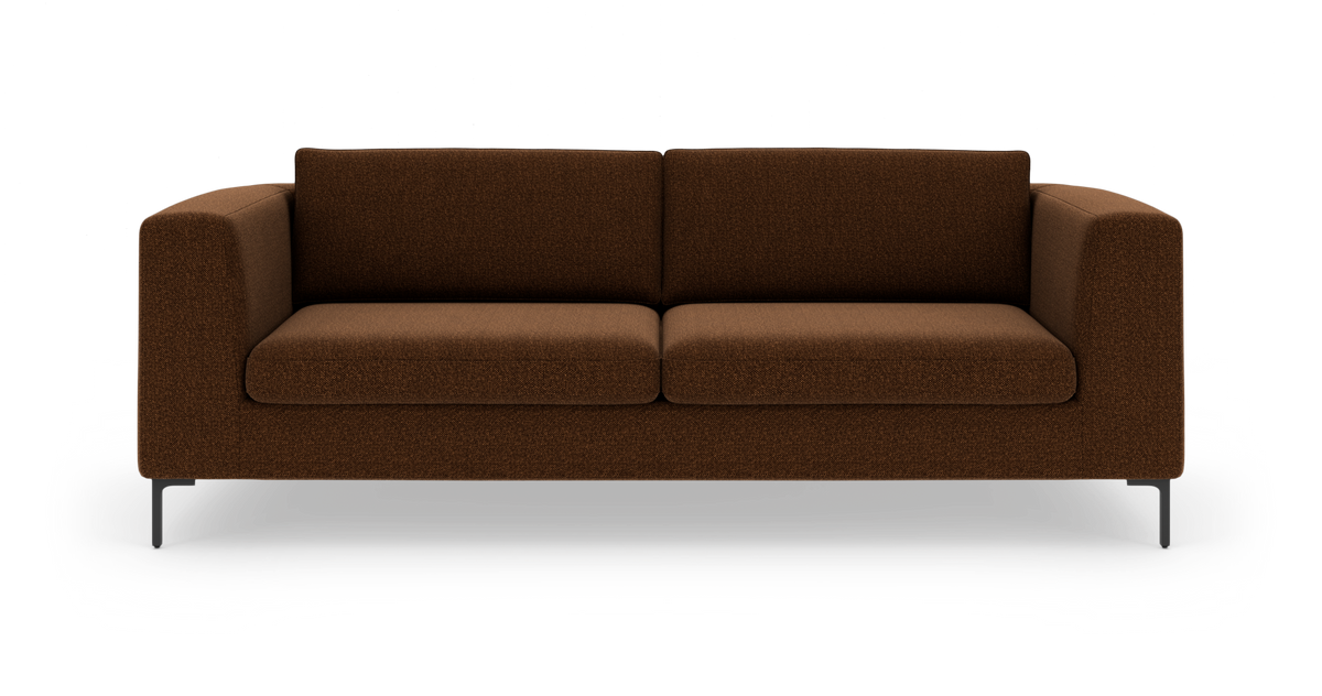 Brun, moderne sofa på hvid studiobaggrund.