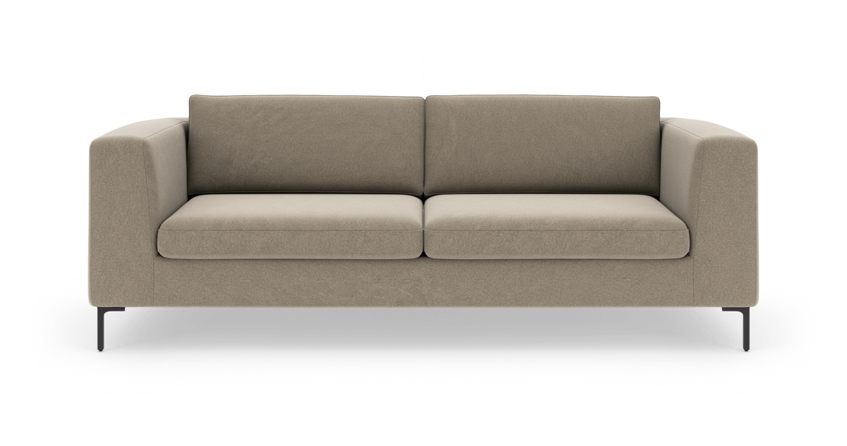 Beige, moderne tresæders sofa med lige armlæn og slanke sorte ben, fritlagt på hvid baggrund.