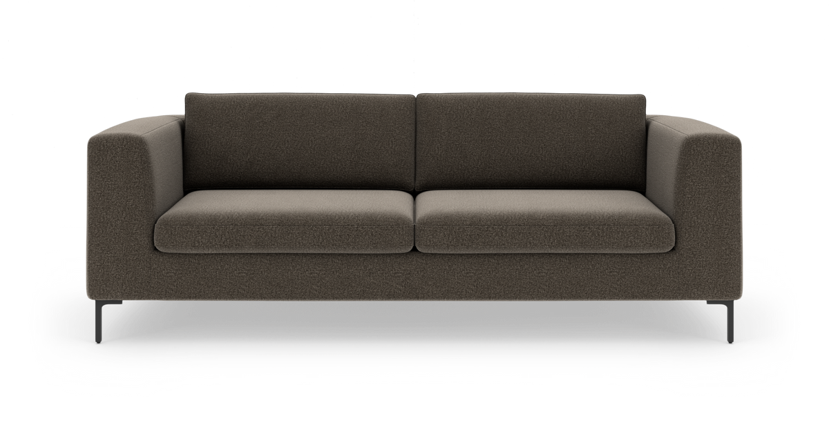 Mørkebrun, minimalistisk stofsofa med firkantede armlæn og slanke sorte ben, frilagt på hvid baggrund.