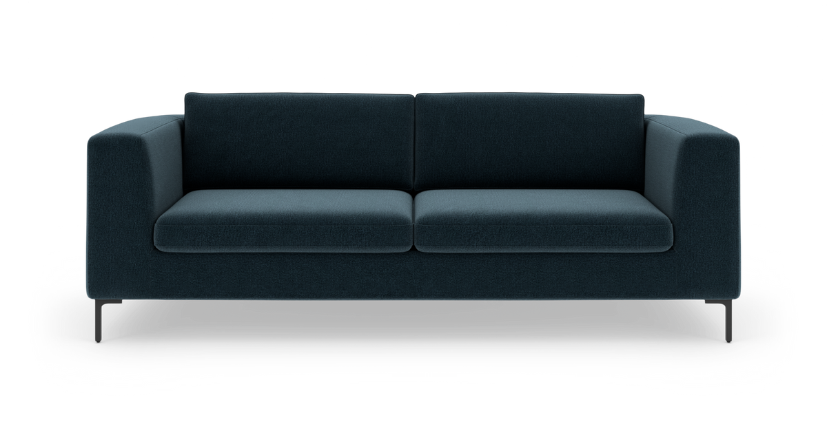 Mørkeblå moderne 3-personers stofsofa set forfra på hvid baggrund.