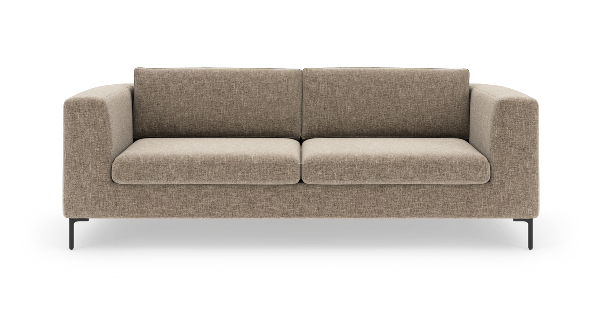 Beige 2-personers sofa med rette armlæn og slanke sorte ben, frilagt på hvid baggrund.