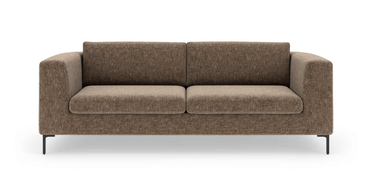 Brun, moderne 3-personers stofsofa på hvid baggrund, frontvisning.