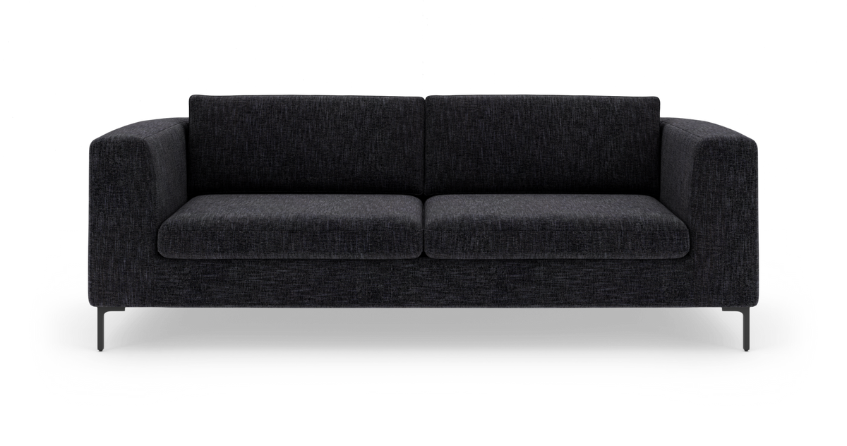 Mørkegrå 3-pers. sofa med metalben set forfra på hvid baggrund.