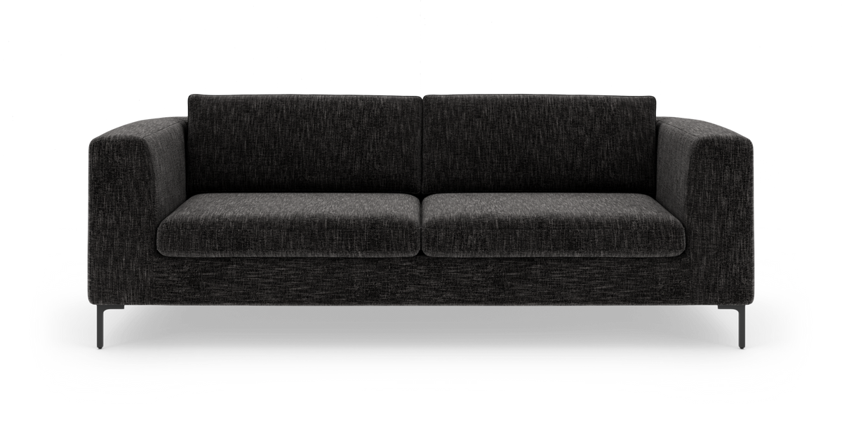 Mørkegrå stofsofa med lige armlæn set forfra i studieopsætning.