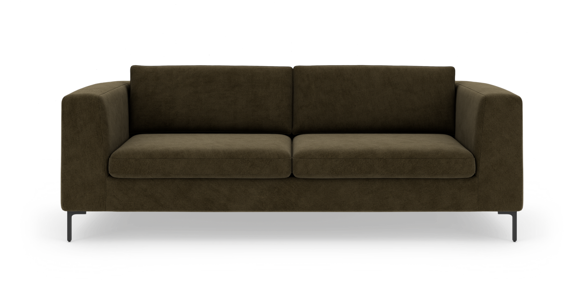 Mørk olivengrøn 3-personers sofa i fløjl med brede armlæn og slanke sorte ben, fotograferet forfra mod hvid baggrund.