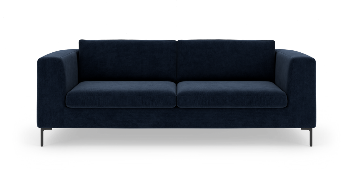 Mørkeblå 3-personers sofa med lige armlæn og slanke metalben, frilagt på hvid baggrund.
