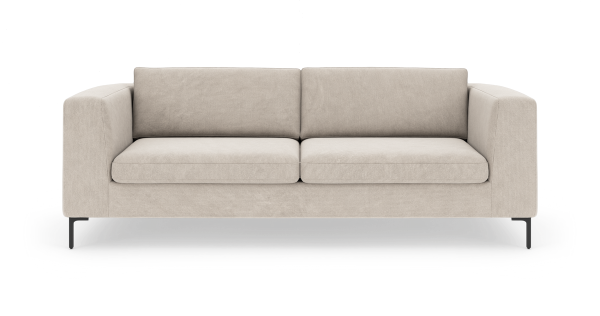 Beige 3-personers sofa med firkantede armlæn og sorte metalben, frilagt forfra på hvid baggrund.