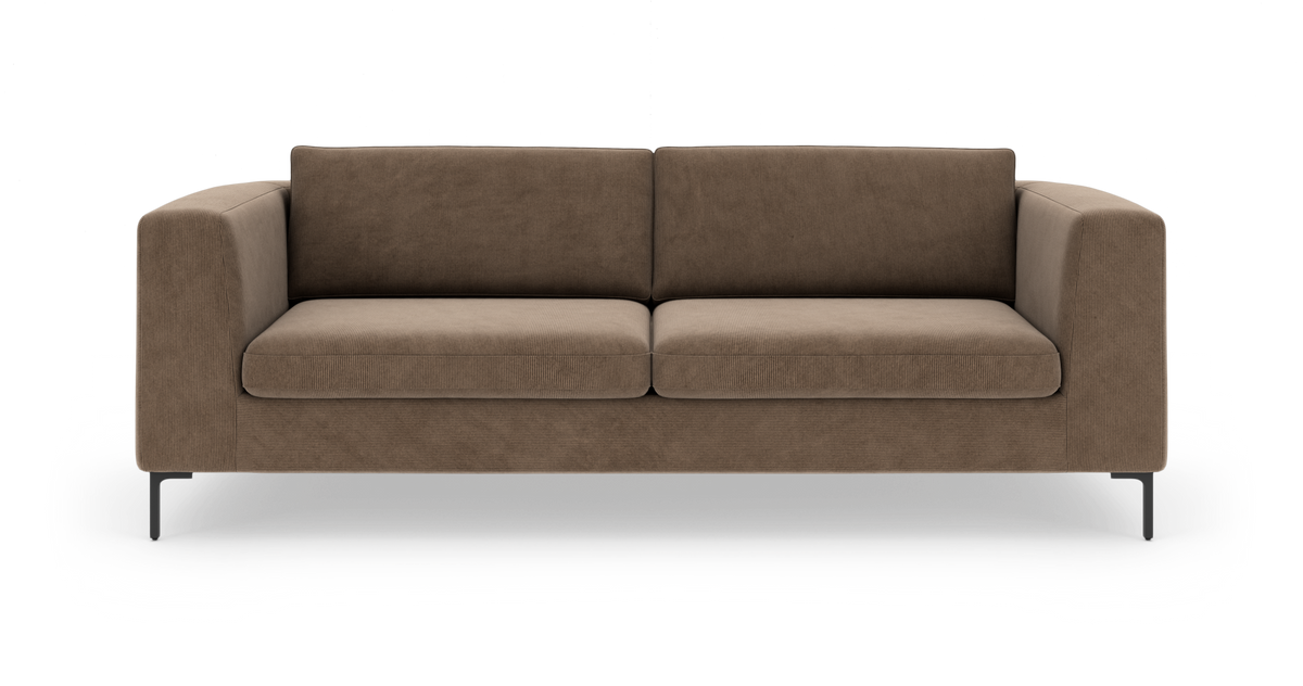Brun 3-personers sofa i fløjl/cord med firkantede armlæn, frontvisning på hvid baggrund.
