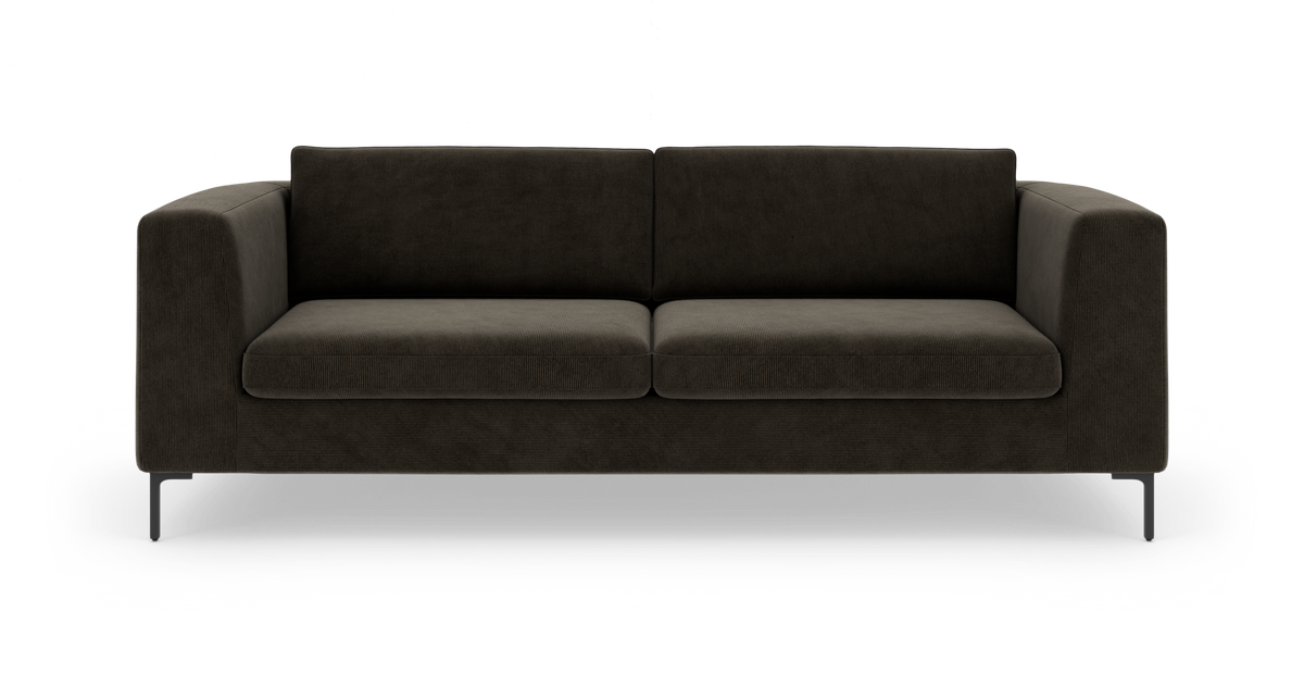 Mørkebrun 3-personers sofa med rette armlæn og metalben, set forfra.