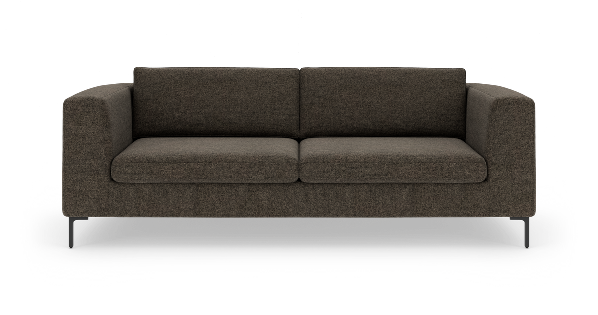 Mørkebrun 3-personers sofa i stof med lige armlæn og slanke sorte metalben, set forfra på hvid baggrund.