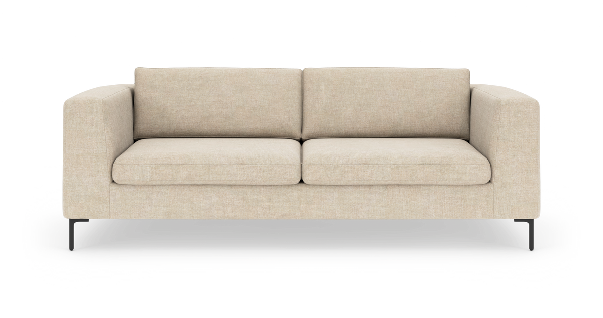 Beige 2-personers sofa med lige armlæn og slanke sorte ben, set forfra.