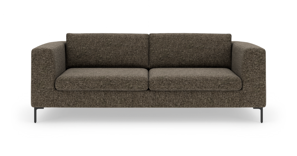Brungrå 2-personers stofsofa med lige armlæn og slanke metalben, set forfra på hvid frilagt baggrund.