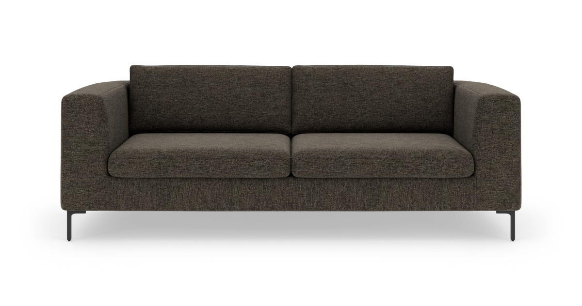 Mørkebrun, moderne 3‑personers sofa med lige armlæn og slanke metalben, fritlagt på hvid baggrund.