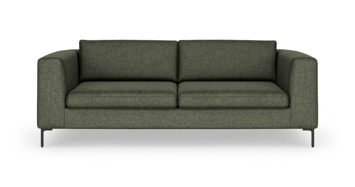 Grøn 3-personers stofsofa med rette armlæn og slanke sorte ben, fotograferet lige forfra på hvid studiobaggrund.