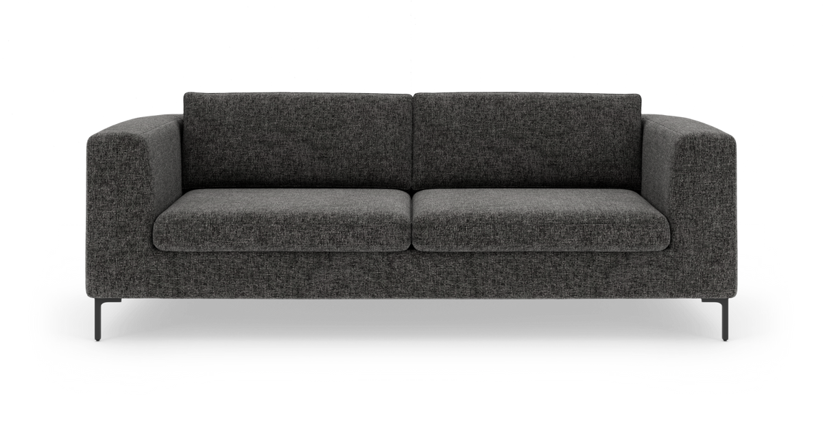 Mørkegrå 3-personers stofsofa med lige armlæn og slanke metalben, set forfra.