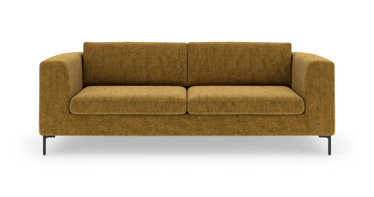 Sennepsgul, moderne tresæders sofa i stof med sorte metalben, frontvisning på hvid studiobaggrund.