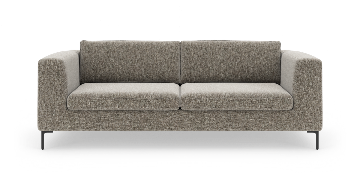 Grå-beige tresædet sofa med rene linjer og slanke sorte ben, frilagt på hvid baggrund.