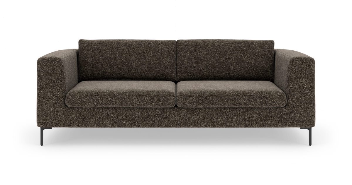 Brun 2-personers sofa med lige armlæn og metalben, frilagt på hvid baggrund, set forfra.