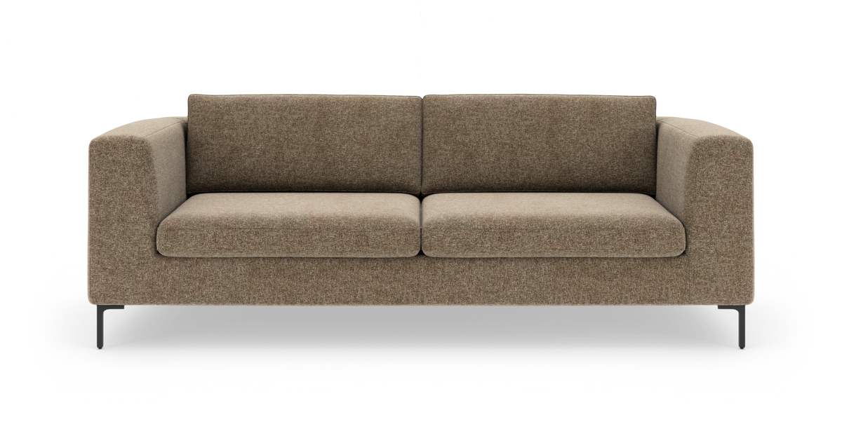 Brun/beige 2-personers sofa med lige armlæn, to sæde- og ryghynder og sorte metalben, frilagt på hvid baggrund.