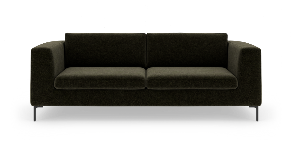 Mørkegrøn tresæders sofa med firkantede armlæn, frilagt på hvid baggrund.