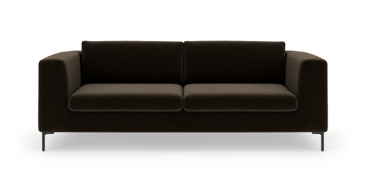 Mørkebrun, moderne 2-personers sofa på metalben i studieopsætning.