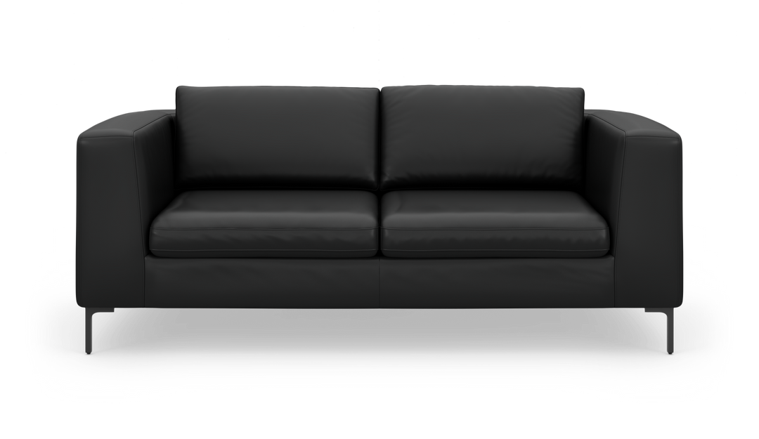 Sort moderne tosæders lædersofa set forfra på hvid baggrund.