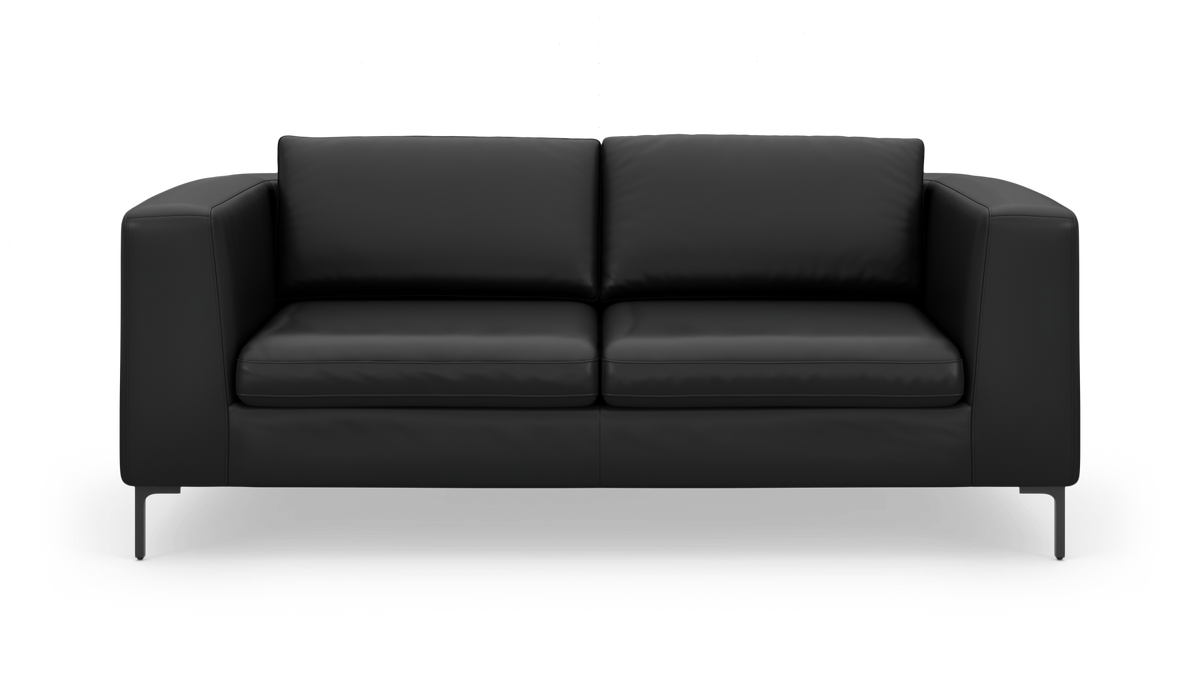 Sort moderne tosæders lædersofa set forfra på hvid baggrund.