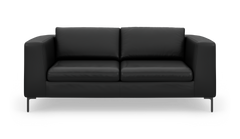 Sort moderne tosæders lædersofa set forfra på hvid baggrund.