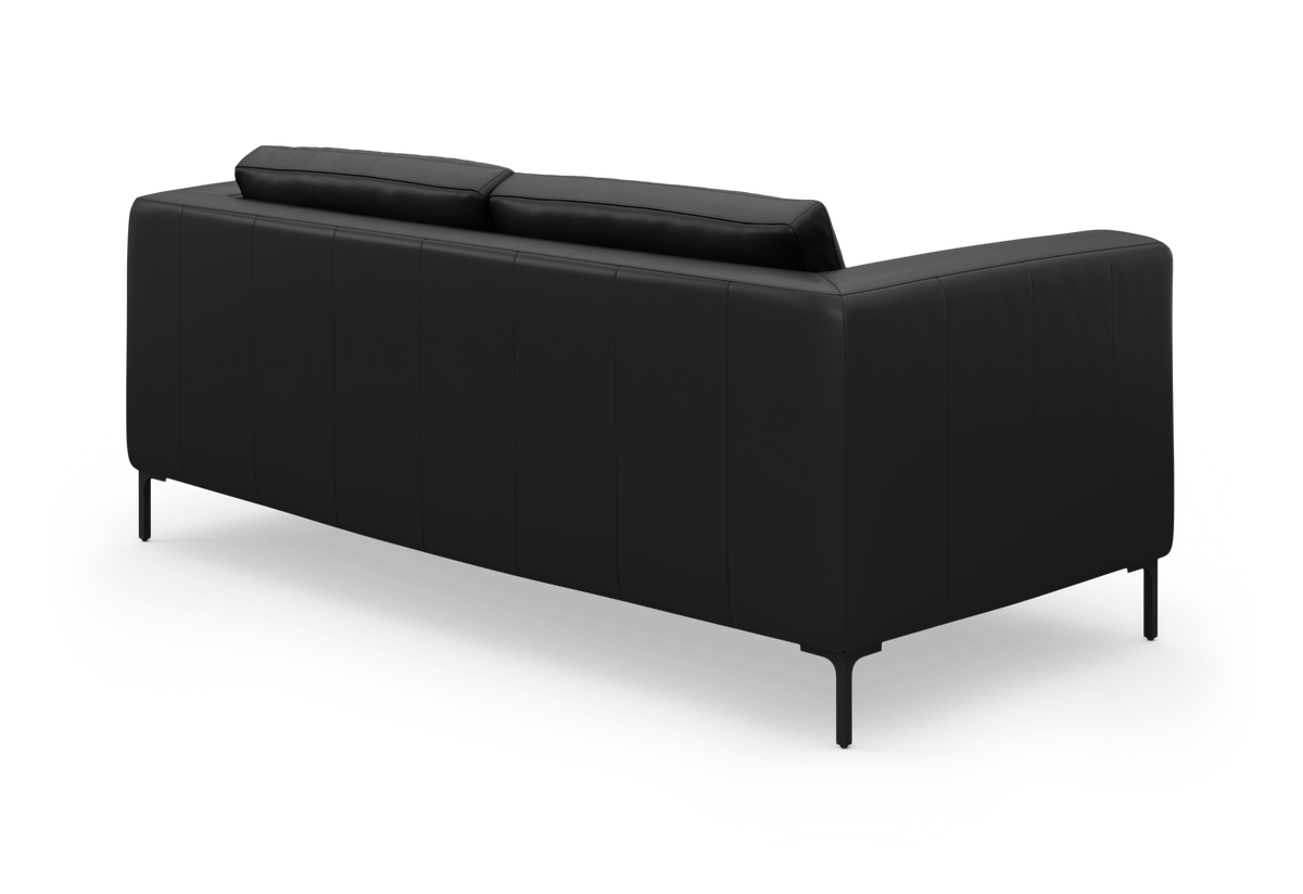 Sort tresæders sofa set skråt bagfra på hvid studiobaggrund.