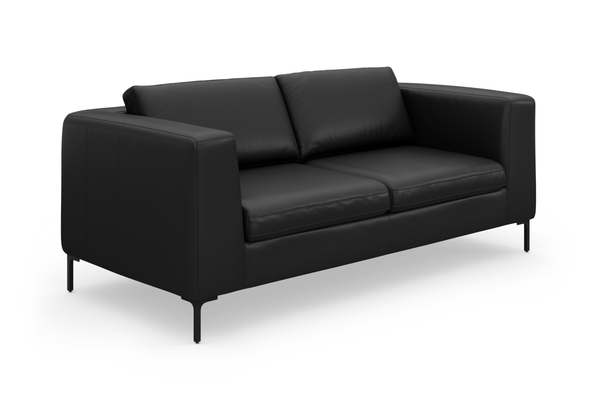 Sort lædersofa med lige armlæn og slanke ben på hvid baggrund.