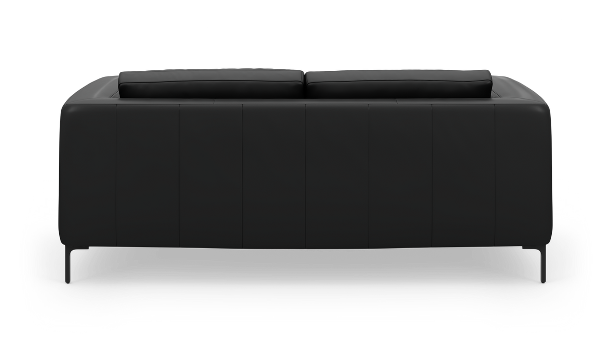 Sort sofa set bagfra i studie, centreret mod hvid baggrund.