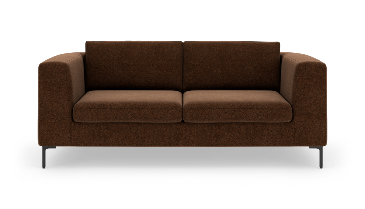 Brun 2-personers stofsofa med lige armlæn og metalben, frilagt på hvid baggrund.