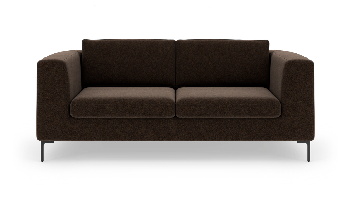 Mørkebrun 2-personers sofa med firkantede armlæn og slanke metalben, fotograferet forfra på hvid baggrund.