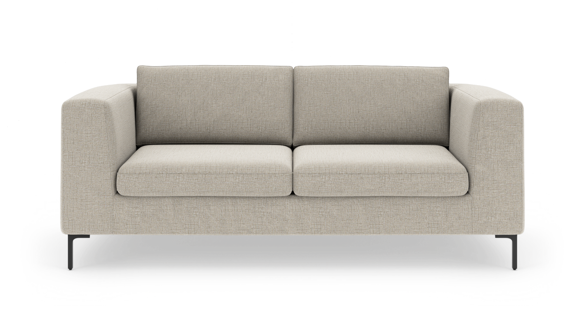 Beige, moderne 2-personers sofa med lige armlæn på sorte metalben, frilagt mod hvid baggrund.