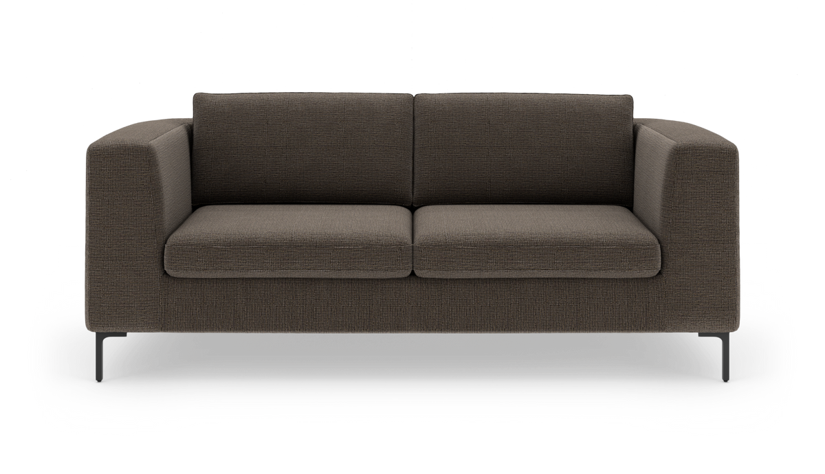 Mørkegrå 2-personers sofa med lige armlæn og slanke metalben, frontvisning på hvid studiobaggrund.