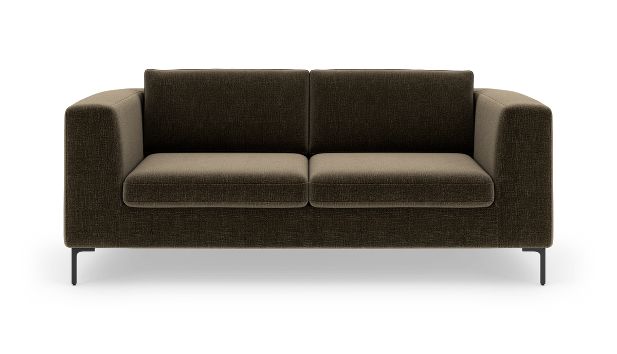 Mørkebrun, moderne 2-personers sofa med brede armlæn og metalben, frilagt mod hvid baggrund, set lige forfra.