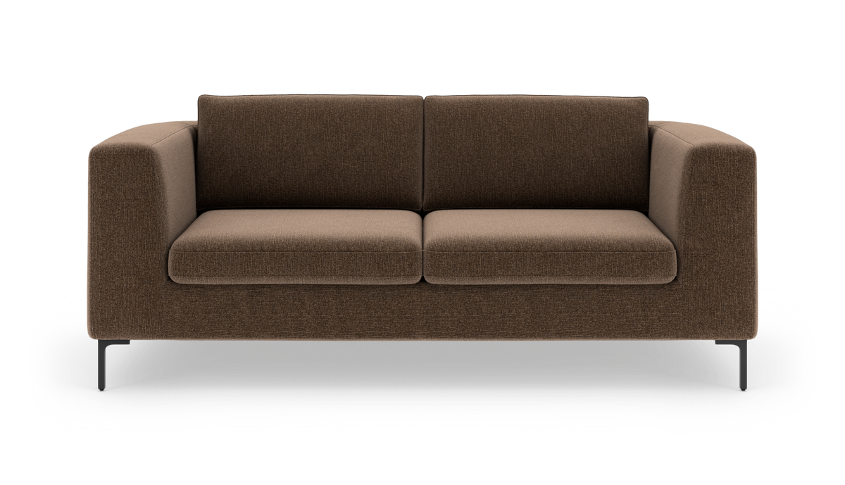 Brun, moderne sofa med brede armlæn og slanke mørke ben på hvid studiobaggrund.