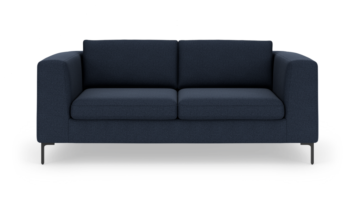 Mørkeblå 2-personers sofa i moderne, enkel design med sorte metalben, frilagt på hvid baggrund.