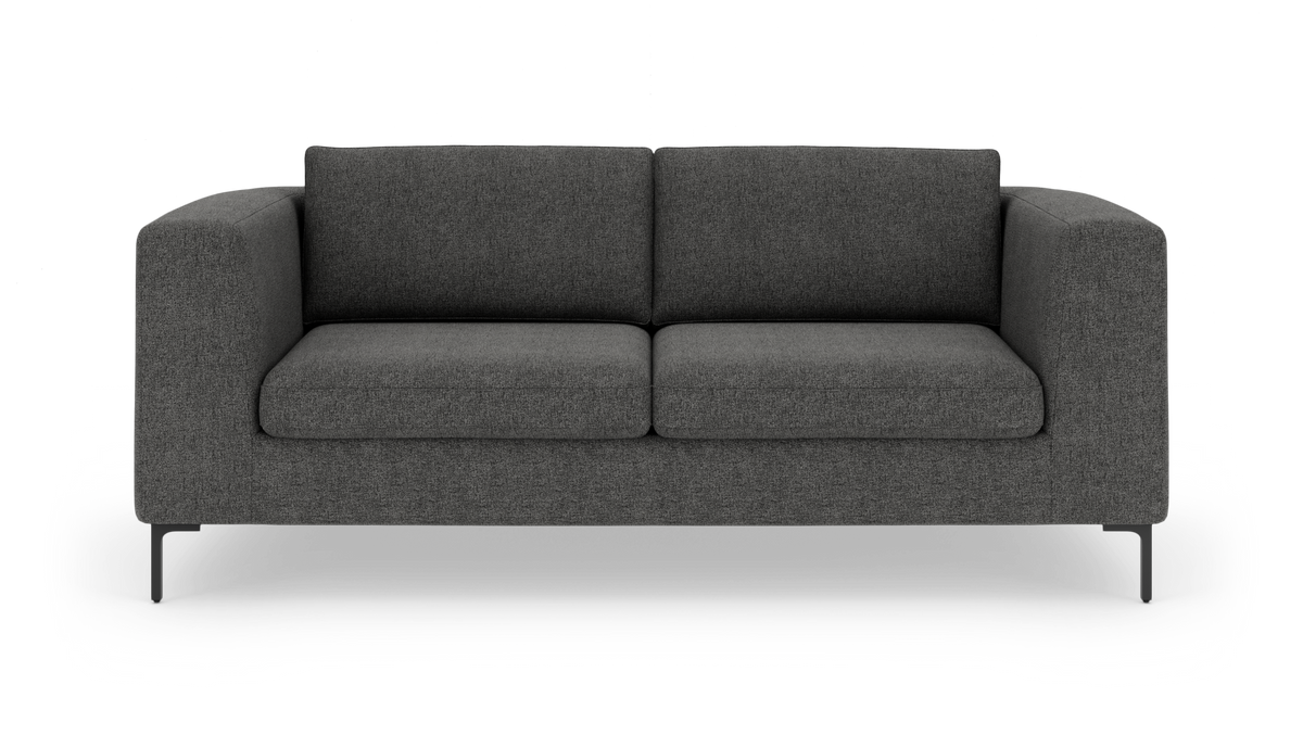 Mørkegrå sofa med to sædehynder og brede lige armlæn på slanke sorte ben, frilagt mod hvid baggrund.