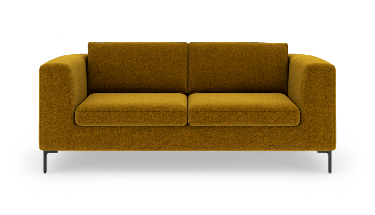 Sennepsgul 2-personers sofa med lige armlæn og sorte metalben, frilagt på hvid baggrund.