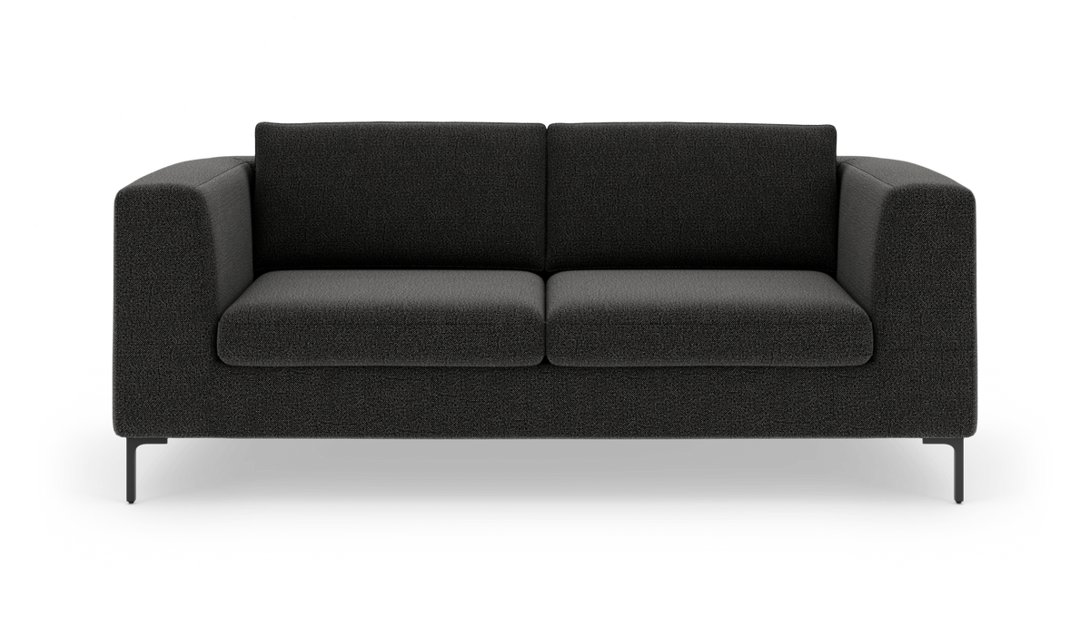 Mørkegrå tresæders sofa med rette armlæn og slanke metalben, set forfra i studiolys.