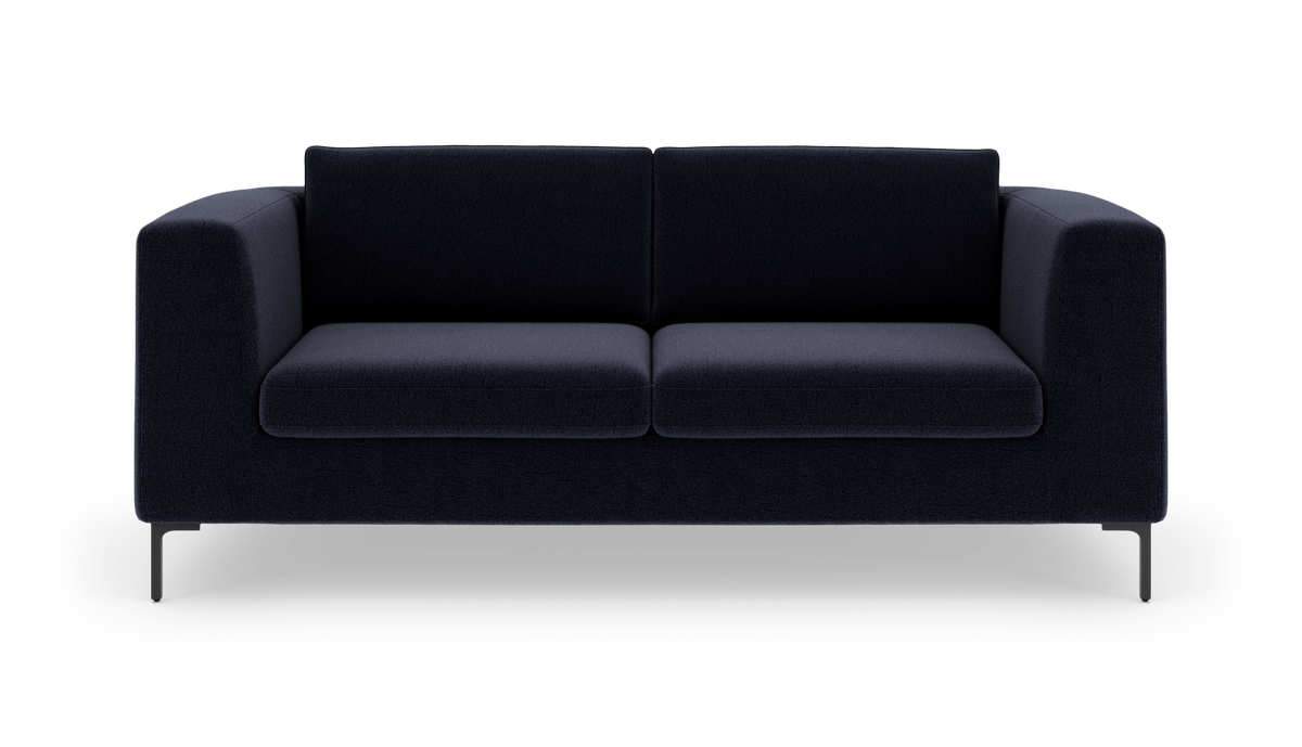 Mørkeblå, moderne 3-personers stofsofa med lige armlæn og slanke metalben, fritlagt mod hvid baggrund, set forfra.