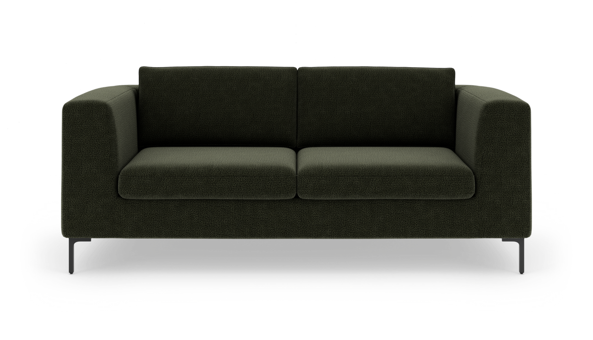 Mørkegrøn tresæders sofa med lige armlæn og slanke ben, frilagt mod hvid baggrund.