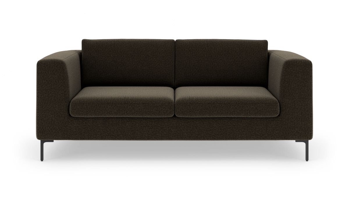 Mørkebrun 2-personers sofa med firkantede armlæn og slanke ben, set forfra på hvid baggrund.