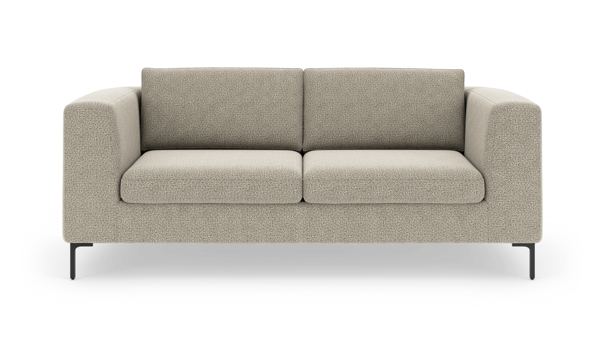Beige to-personers sofa med brede armlæn og slanke sorte ben, fotograferet forfra.